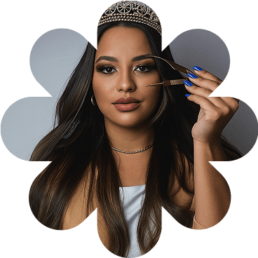Kauanny Soares, jovem, com tiara, segurando uma pinça de design de sobrancelhas, simbolizando sua atuação como lash e designer