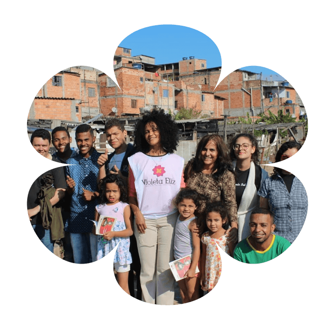 Imagem de pessoas reunidas que fazem parte da ONG