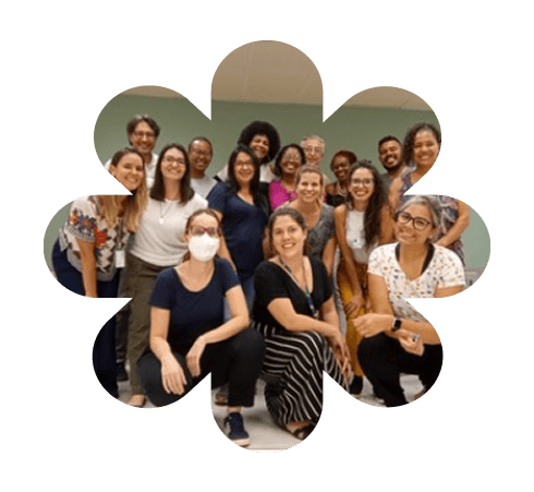 Imagem de pessoas reunidas que fazem parte da ONG